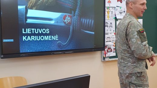 Gimnazistu pazintis su kario profesija ir karines tarnybos galimybemis 001